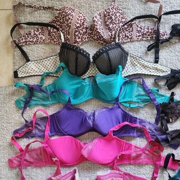 Collection 32D Designer Bra. Be tempted Wacoal.. etc - Picture 2 of 5